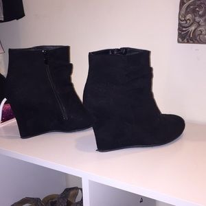 Etc. Black booties size small 6/7